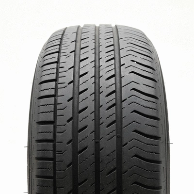 Gros plan sur la bande de roulement d'un pneu d'occasion, montrant une bonne profondeur