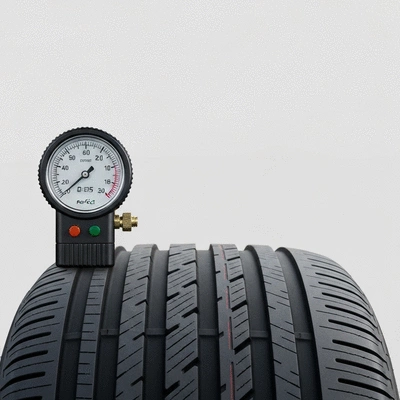 Pneu de voiture en gros plan avec jauge de pression, montrant une lecture optimale, sur un fond neutre. Pas de texte, pas de mots, pas de typographie, pas d'étiquettes, image propre.