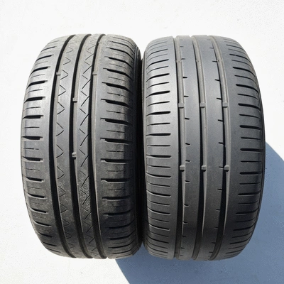 Deux pneus, un d'occasion et un neuf, côte à côte pour comparaison de qualité