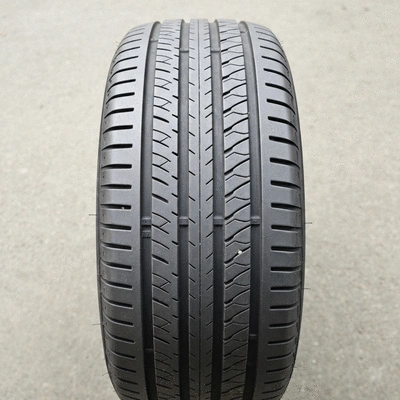 Pneu de voiture avec une usure uniforme et un bon état général, symbolisant la longévité et l'économie